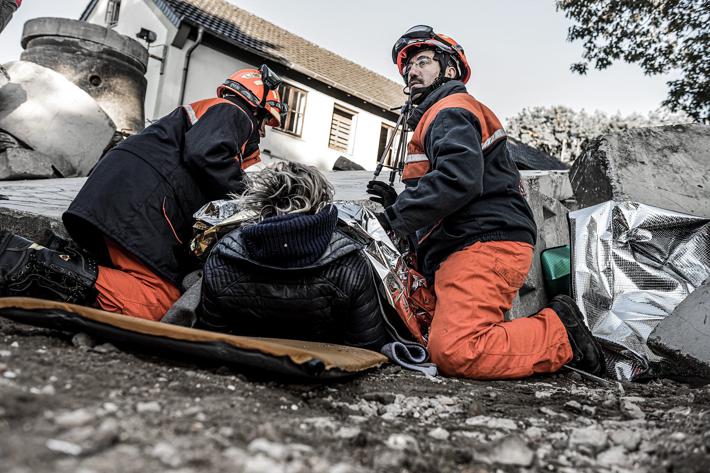 Redding van bedolven personen uit het puinveld